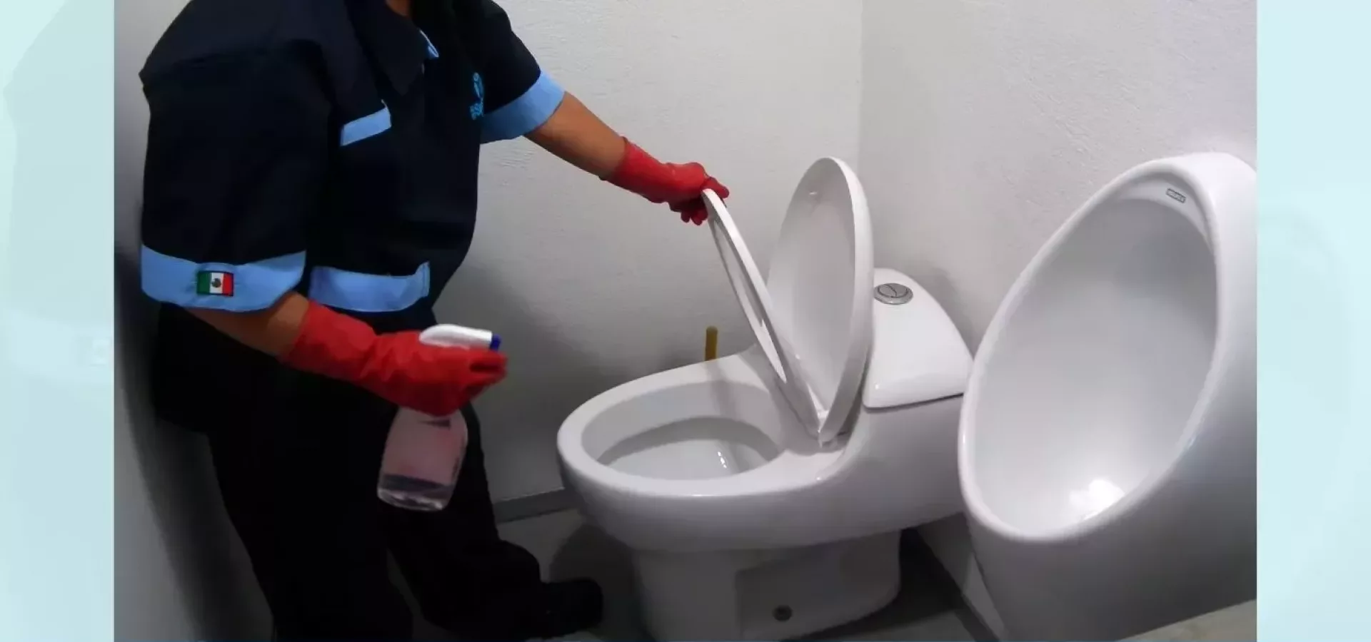 Cómo limpiar adecuadamente los baños de una oficina 